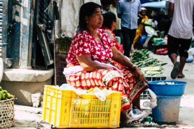 Katmandu Nepal 1 Eylül 2018 bilinmeyen bir Nepal insanlar sabah sokak sebze pazarı Chhetrapati Meydanı'nda sebze satan Closeup