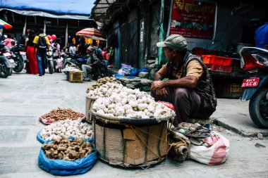 Katmandu Nepal 1 Eylül 2018 bilinmeyen bir Nepal insanlar sabah sokak sebze pazarı Chhetrapati Meydanı'nda sebze satan Closeup