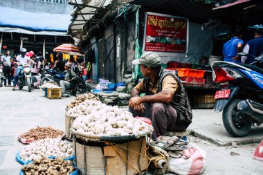 Katmandu Nepal 1 Eylül 2018 bilinmeyen bir Nepal insanlar sabah sokak sebze pazarı Chhetrapati Meydanı'nda sebze satan Closeup