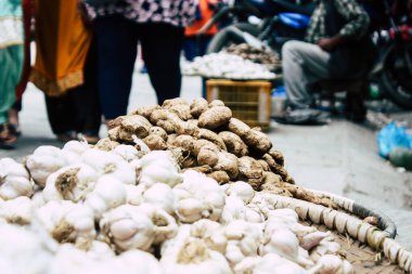 Katmandu Nepal 1 Eylül 2018 bilinmeyen bir Nepal insanlar sabah sokak sebze pazarı Chhetrapati Meydanı'nda sebze satan Closeup