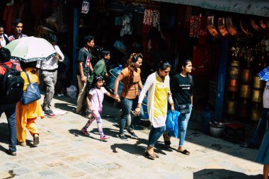 Katmandu Nepal 1 Eylül 2018 bilinmeyenli Nepalce insanlar sabah Chhetrapati Kare Kathmandu Caddesi'nde yürürken görünümünü