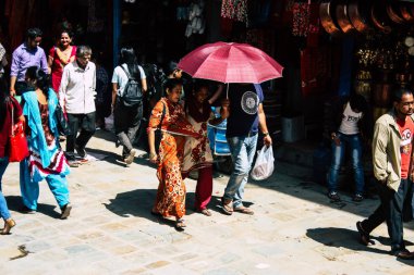 Katmandu Nepal 1 Eylül 2018 bilinmeyenli Nepalce insanlar sabah Chhetrapati Kare Kathmandu Caddesi'nde yürürken görünümünü