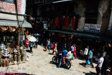 Katmandu Nepal 1 Eylül 2018 bilinmeyenli Nepalce insanlar sabah Chhetrapati Kare Kathmandu Caddesi'nde yürürken görünümünü