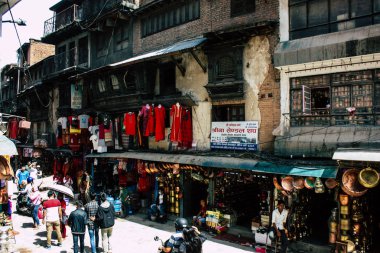 Katmandu Nepal 1 Eylül 2018 bilinmeyenli Nepalce insanlar sabah Chhetrapati Kare Kathmandu Caddesi'nde yürürken görünümünü