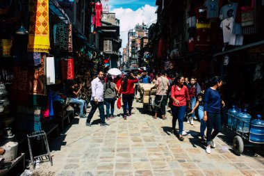 Katmandu Nepal 1 Eylül 2018 bilinmeyenli Nepalce insanlar sabah Chhetrapati Kare Kathmandu Caddesi'nde yürürken görünümünü