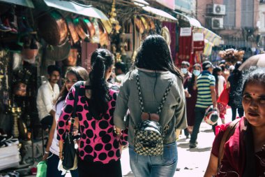 Katmandu Nepal 1 Eylül 2018 bilinmeyenli Nepalce insanlar sabah Chhetrapati Kare Kathmandu Caddesi'nde yürürken görünümünü
