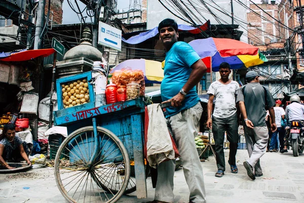 加德满都尼泊尔2018年9月1日在 Chhetrapati 广场的街头蔬菜市场上 一位不知名的尼泊尔人在街上卖蔬菜的特写 — 图库照片