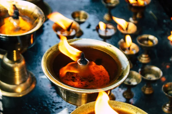 Katmandú Nepal Septiembre 2018 Primer Plano Velas Encendidas Frente Templo — Foto de Stock