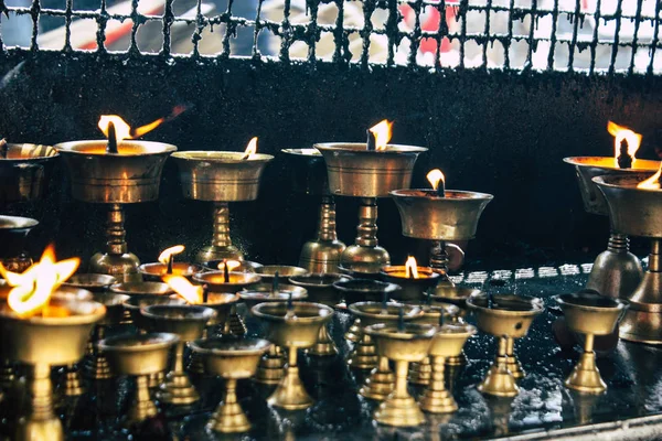 ネパール カトマンズ 2018 日朝カトマンズのダルバール広場で寺をフロントのキャンドルを燃焼のクローズ アップ — ストック写真