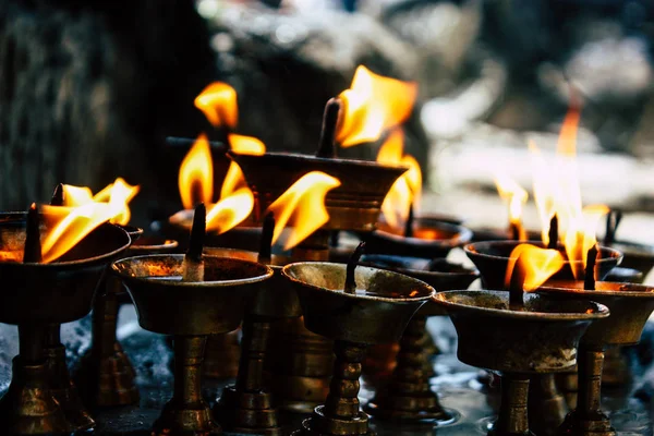 ネパール カトマンズ 2018 日朝カトマンズのダルバール広場で寺をフロントのキャンドルを燃焼のクローズ アップ ロイヤリティフリーのストック写真