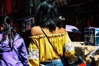 Katmandu Nepal 1 Eylül 2018 bilinmeyenli Nepalce insanlar sabah Chhetrapati Kare Kathmandu Caddesi'nde yürürken görünümünü