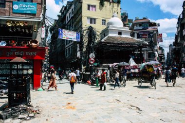 Katmandu Nepal 1 Eylül 2018 bilinmeyenli Nepalce insanlar sabah Chhetrapati Kare Kathmandu Caddesi'nde yürürken görünümünü