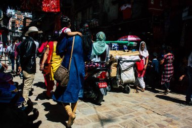 Katmandu Nepal 1 Eylül 2018 bilinmeyenli Nepalce insanlar sabah Chhetrapati Kare Kathmandu Caddesi'nde yürürken görünümünü