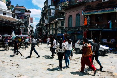 Katmandu Nepal 1 Eylül 2018 bilinmeyenli Nepalce insanlar sabah Chhetrapati Kare Kathmandu Caddesi'nde yürürken görünümünü