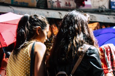 Katmandu Nepal 1 Eylül 2018 bilinmeyenli Nepalce insanlar sabah Chhetrapati Kare Kathmandu Caddesi'nde yürürken görünümünü