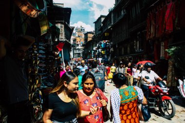 Katmandu Nepal 1 Eylül 2018 bilinmeyenli Nepalce insanlar sabah Chhetrapati Kare Kathmandu Caddesi'nde yürürken görünümünü