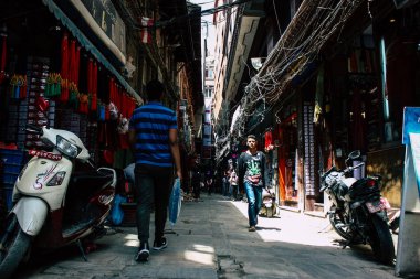 Katmandu Nepal 1 Eylül 2018 bilinmeyenli Nepalce insanlar sabah Chhetrapati Kare Kathmandu Caddesi'nde yürürken görünümünü