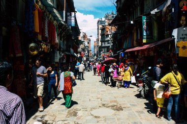 Katmandu Nepal 1 Eylül 2018 bilinmeyenli Nepalce insanlar sabah Chhetrapati Kare Kathmandu Caddesi'nde yürürken görünümünü