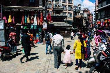 Katmandu Nepal 1 Eylül 2018 bilinmeyenli Nepalce insanlar sabah Chhetrapati Kare Kathmandu Caddesi'nde yürürken görünümünü