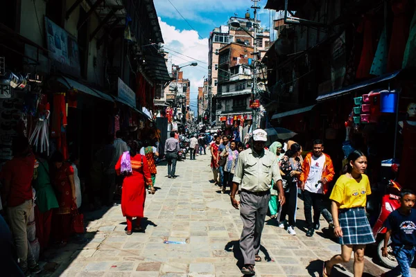 Katmandu Nepal 1 Eylül 2018 bilinmeyenli Nepalce insanlar sabah Chhetrapati Kare Kathmandu Caddesi'nde yürürken görünümünü