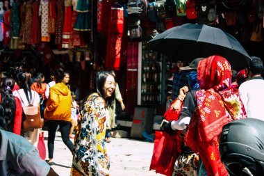 Katmandu Nepal 1 Eylül 2018 bilinmeyenli Nepalce insanlar sabah Chhetrapati Kare Kathmandu Caddesi'nde yürürken görünümünü