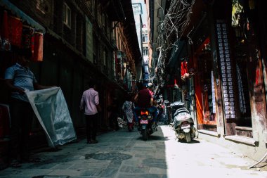 Katmandu Nepal 1 Eylül 2018 bilinmeyenli Nepalce insanlar sabah Chhetrapati Kare Kathmandu Caddesi'nde yürürken görünümünü