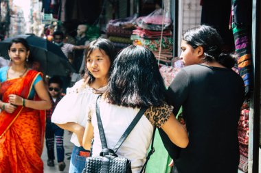 Katmandu Nepal 1 Eylül 2018 bilinmeyenli Nepalce insanlar sabah Chhetrapati Kare Kathmandu Caddesi'nde yürürken görünümünü