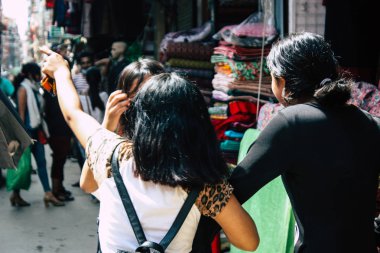 Katmandu Nepal 1 Eylül 2018 bilinmeyenli Nepalce insanlar sabah Chhetrapati Kare Kathmandu Caddesi'nde yürürken görünümünü