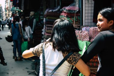 Katmandu Nepal 1 Eylül 2018 bilinmeyenli Nepalce insanlar sabah Chhetrapati Kare Kathmandu Caddesi'nde yürürken görünümünü