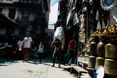 Katmandu Nepal 1 Eylül 2018 bilinmeyenli Nepalce insanlar sabah Chhetrapati Kare Kathmandu Caddesi'nde yürürken görünümünü