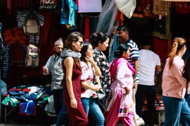 Katmandu Nepal 1 Eylül 2018 bilinmeyenli Nepalce insanlar sabah Chhetrapati Kare Kathmandu Caddesi'nde yürürken görünümünü