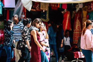 Katmandu Nepal 1 Eylül 2018 bilinmeyenli Nepalce insanlar sabah Chhetrapati Kare Kathmandu Caddesi'nde yürürken görünümünü