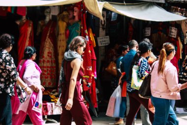 Katmandu Nepal 1 Eylül 2018 bilinmeyenli Nepalce insanlar sabah Chhetrapati Kare Kathmandu Caddesi'nde yürürken görünümünü