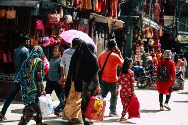 Katmandu Nepal 1 Eylül 2018 bilinmeyenli Nepalce insanlar sabah Chhetrapati Kare Kathmandu Caddesi'nde yürürken görünümünü