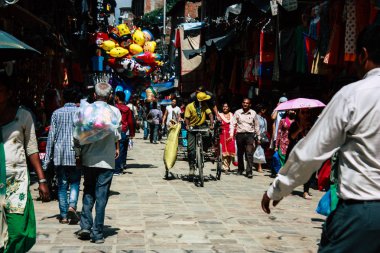 Katmandu Nepal 1 Eylül 2018 bilinmeyenli Nepalce insanlar sabah Chhetrapati Kare Kathmandu Caddesi'nde yürürken görünümünü