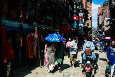Katmandu Nepal 1 Eylül 2018 bilinmeyenli Nepalce insanlar sabah Chhetrapati Kare Kathmandu Caddesi'nde yürürken görünümünü