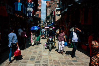 Katmandu Nepal 1 Eylül 2018 bilinmeyenli Nepalce insanlar sabah Chhetrapati Kare Kathmandu Caddesi'nde yürürken görünümünü