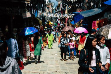 Katmandu Nepal 1 Eylül 2018 bilinmeyenli Nepalce insanlar sabah Chhetrapati Kare Kathmandu Caddesi'nde yürürken görünümünü