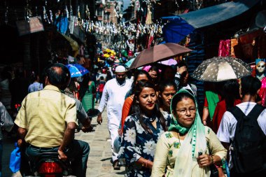 Katmandu Nepal 1 Eylül 2018 bilinmeyenli Nepalce insanlar sabah Chhetrapati Kare Kathmandu Caddesi'nde yürürken görünümünü