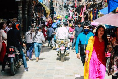 Katmandu Nepal 1 Eylül 2018 bilinmeyenli Nepalce insanlar sabah Chhetrapati Kare Kathmandu Caddesi'nde yürürken görünümünü