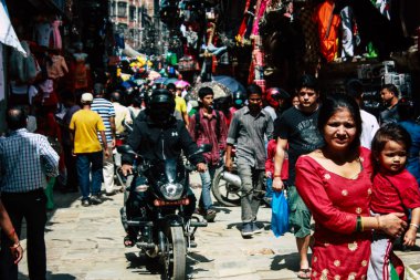 Katmandu Nepal 1 Eylül 2018 bilinmeyenli Nepalce insanlar sabah Chhetrapati Kare Kathmandu Caddesi'nde yürürken görünümünü