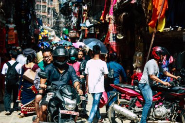 Katmandu Nepal 1 Eylül 2018 bilinmeyenli Nepalce insanlar sabah Chhetrapati Kare Kathmandu Caddesi'nde yürürken görünümünü