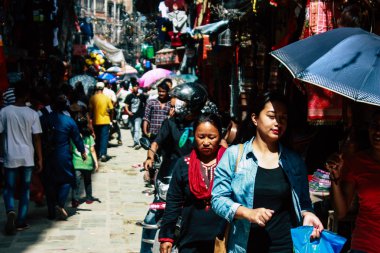 Katmandu Nepal 1 Eylül 2018 bilinmeyenli Nepalce insanlar sabah Chhetrapati Kare Kathmandu Caddesi'nde yürürken görünümünü
