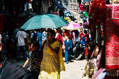 Katmandu Nepal 1 Eylül 2018 bilinmeyenli Nepalce insanlar sabah Chhetrapati Kare Kathmandu Caddesi'nde yürürken görünümünü
