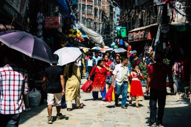 Katmandu Nepal 1 Eylül 2018 bilinmeyenli Nepalce insanlar sabah Chhetrapati Kare Kathmandu Caddesi'nde yürürken görünümünü