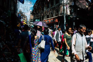 Katmandu Nepal 1 Eylül 2018 bilinmeyenli Nepalce insanlar sabah Chhetrapati Kare Kathmandu Caddesi'nde yürürken görünümünü