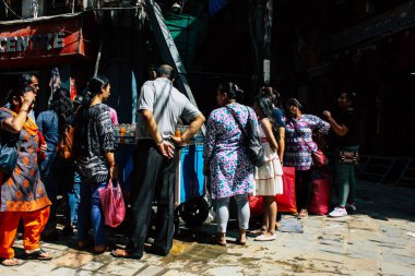 Katmandu Nepal 1 Eylül 2018 bilinmeyenli Nepalce insanlar sabah Chhetrapati Kare Kathmandu Caddesi'nde yürürken görünümünü