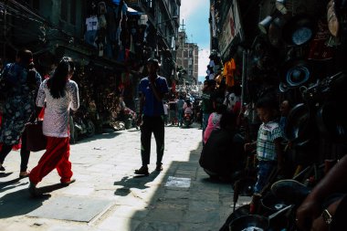 Katmandu Nepal 1 Eylül 2018 bilinmeyenli Nepalce insanlar sabah Chhetrapati Kare Kathmandu Caddesi'nde yürürken görünümünü