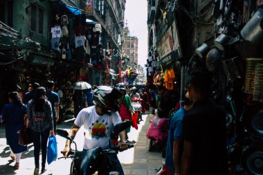 Katmandu Nepal 1 Eylül 2018 bilinmeyenli Nepalce insanlar sabah Chhetrapati Kare Kathmandu Caddesi'nde yürürken görünümünü