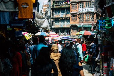 Katmandu Nepal 1 Eylül 2018 bilinmeyenli Nepalce insanlar sabah Chhetrapati Kare Kathmandu Caddesi'nde yürürken görünümünü